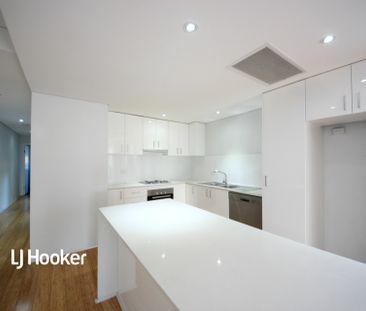 Light filled & Spacious Two Bedroom Apartment ! - Photo 6