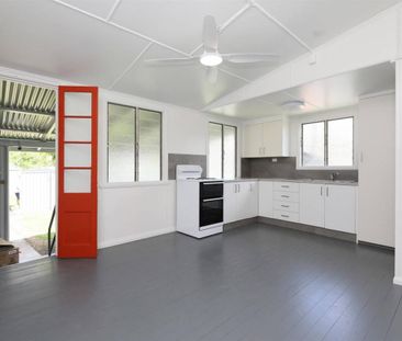 Large Renovated Fully Air Conditioned Cottage - Fully Fenced - Photo 5