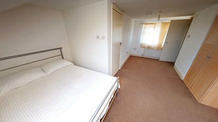1 bedroom in a house share to rent - Photo 2