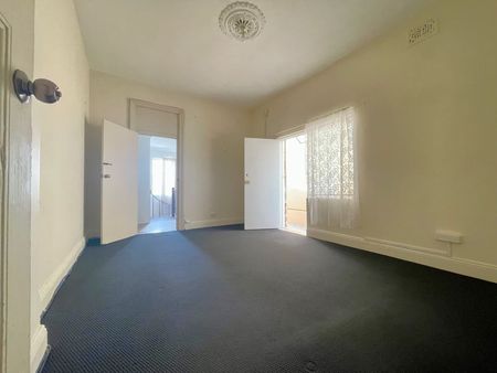 Oversized neat and tidy 2-bedroom shop top flat - Photo 2