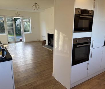 3 bedroom detached bungalow to rent - Photo 3