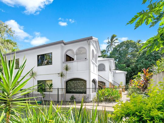 Prime location with a pool - Photo 1