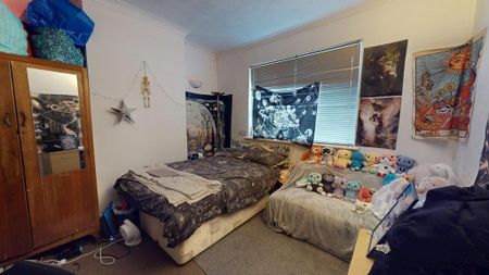 4 bedroom semi-detached house to rent - Photo 5