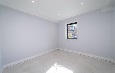 4 bedroom end of terrace house to rent - Photo 2