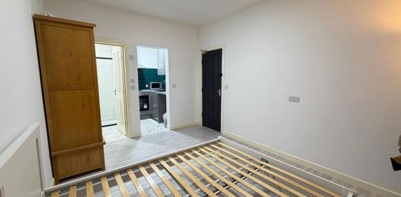 1 bedroom Flat To Let - Photo 2