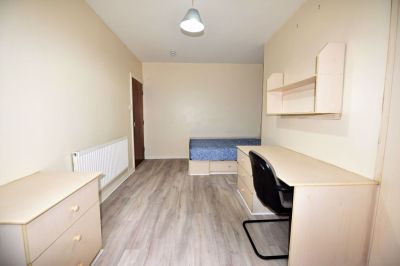 2 bedroom Flat in Flat 1, Leeds - Photo 2