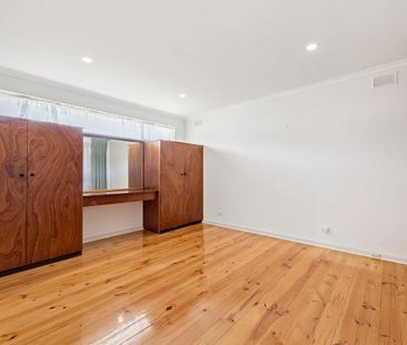 Spacious Family Home Opposite Padulesi Park - Photo 3