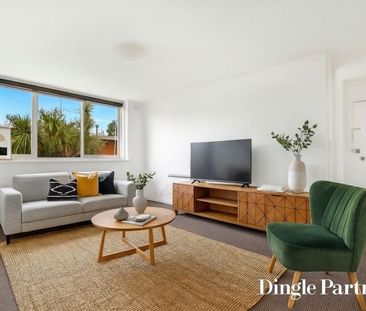Spacious Two Bedroom Apartment - Photo 1