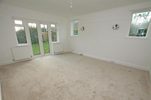 3 bedroom detached bungalow to rent - Photo 1