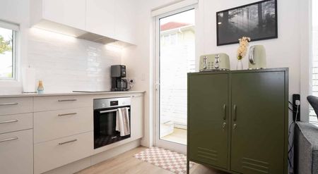 Modern Comfort one bedroom house in a Prime Glen Innes Location - Photo 2