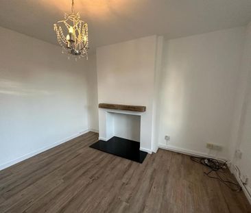 Available 3 Bed House - end terrace - Photo 1