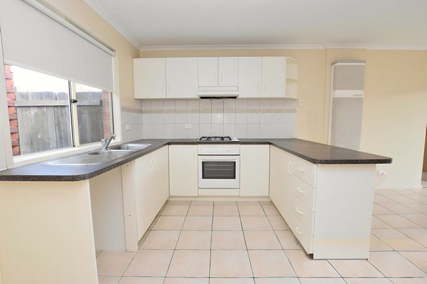 8 The Glade, Hampton Park VIC - Photo 1