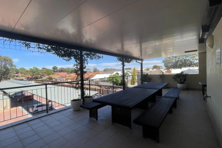 Modern 3-Bed Apartment in Prime Location! - Photo 4