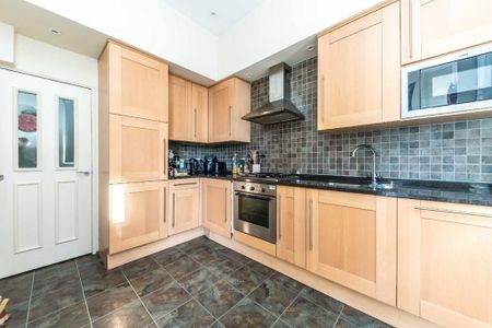 3 bedroom flat to rent - Photo 4