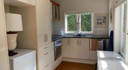 Character Cottage - Photo 2