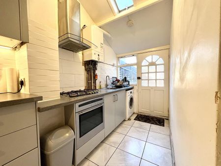 1 bedroom in a house share to rent - Photo 5