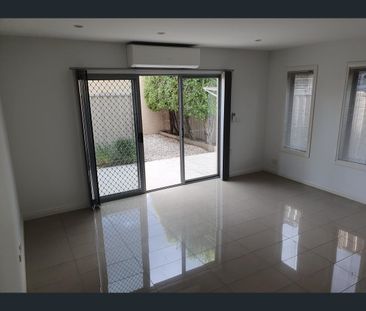 1/8 Lurg Avenue, Sunshine North, Vic 3020 - Photo 5