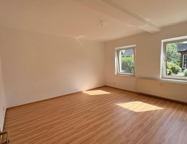 Helle 2-Zimmer-Wohnung mit Stellplatz & EBK in Siedenbollentin - Photo 1