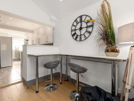 OX Living is proud to present this high-quality 7-bedroom co-living property, perfect for working professionals looking for stylish, stress-free living. Room 4 - Photo 4