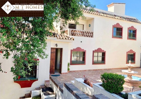 LARGE DETACHED VILLA WITH PRIVATE POOL AND GARDEN