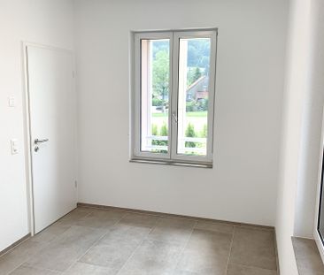 "moderne 3.5-Zimmer-Wohnung mit sonnigem Sitzplatz an zentraler und... - Photo 2