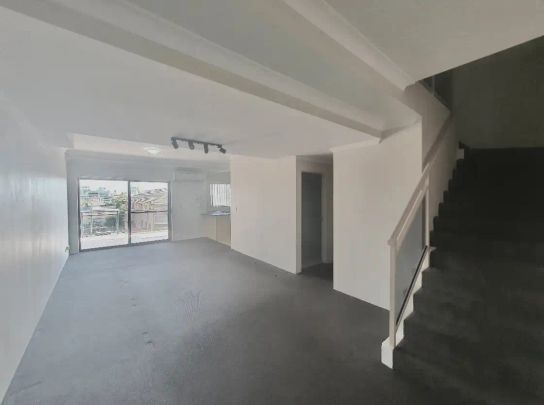 “Spacious 3 Bedroom Double-Storey Unit in the Heart of Liverpool CBD” - Photo 1