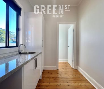 Stylish Living Meets Everyday Comfort in a Light-Filled Home - Photo 3