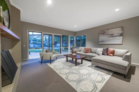 Stylish and Convenient Living in Premium Yarralumla - Photo 2