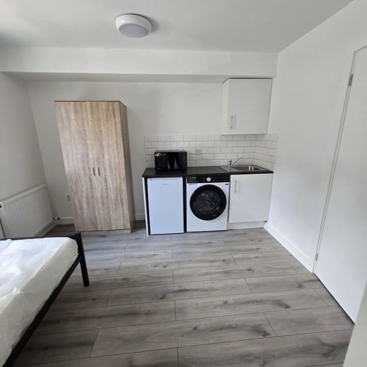 Room in a Shared House, Besley St, SW16 - Photo 1