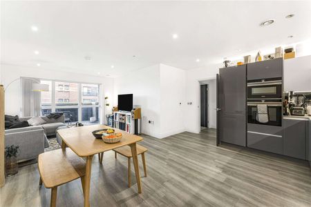 Beautifully presented, three bedroom apartment with outside space. - Photo 3