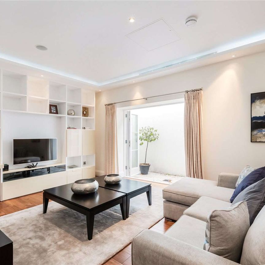 An excellent family house with wood floors throughout. - Photo 1