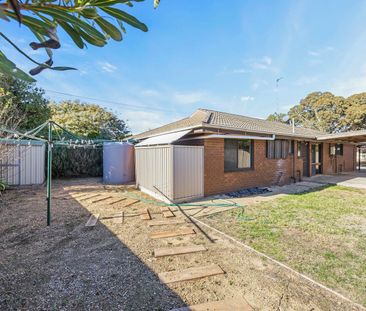 FRESHLY UPDATED 4 BEDROOM FAMILY HOME - Photo 4
