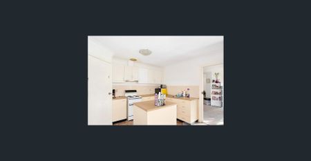 Bright 4-Bedroom Living in a Peaceful Crescent - Photo 3