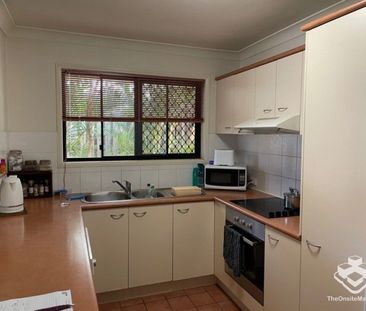 IMMACULATE VILLA IN LEAFY CARINDALE ESTATE - Photo 3