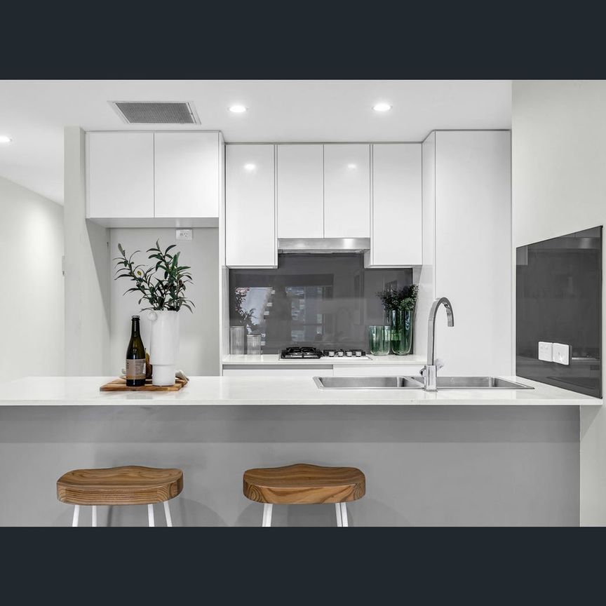 2/27 York Street, Indooroopilly, Qld 4068 - Photo 1