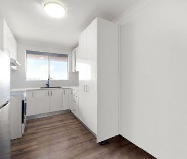 Stylishly Renovated 2 Bedroom Apartment with Lock-up Garage! - Photo 5