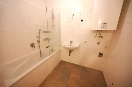 Direkt im Zentrum - 2 Zimmer Wohnung mit großem begehbaren Schrank für Singles oder Pärchen - Foto 4