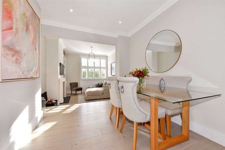 Short let: all bills included. Immaculately presented and high-specification home in the heart of Windsor Town with off-street car parking. - Photo 2