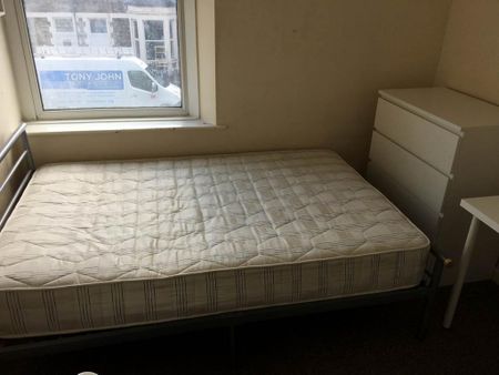 6 bedroom terraced house to rent - Photo 3