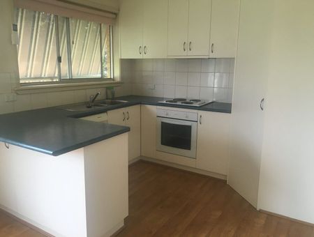 3 MINS FROM LAVINGTON SHOPPING CENTRE - Photo 2