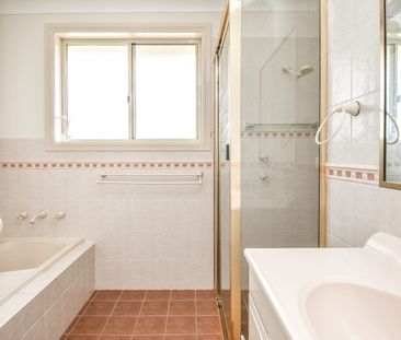 Spacious & Easy-Care Freestanding Villa - Photo 3