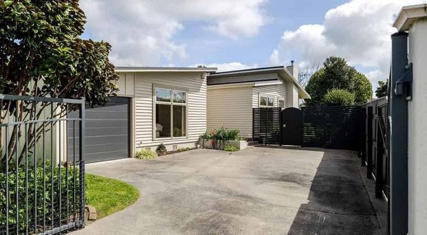 Sunny, Warm and Private 3-Bedroom Home - Photo 1