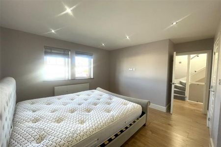 4 bedroom end of terrace house to rent - Photo 3