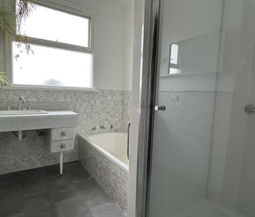 Low Maintenance Three Bedroom Home - Photo 6