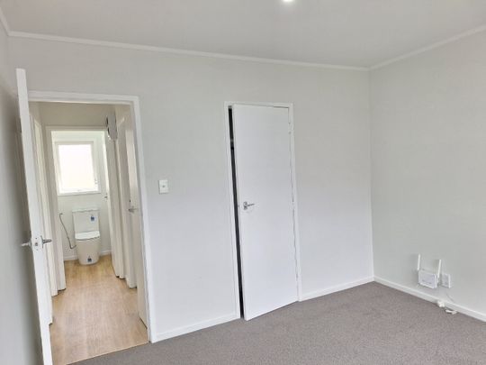 Freshly Renovated brick and tile! - Photo 1