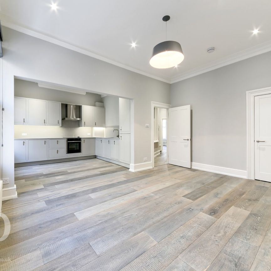 2 Bedroom Flat, Shaftesbury Avenue, London, Greater London, Covent Garden, WC2H - Photo 1