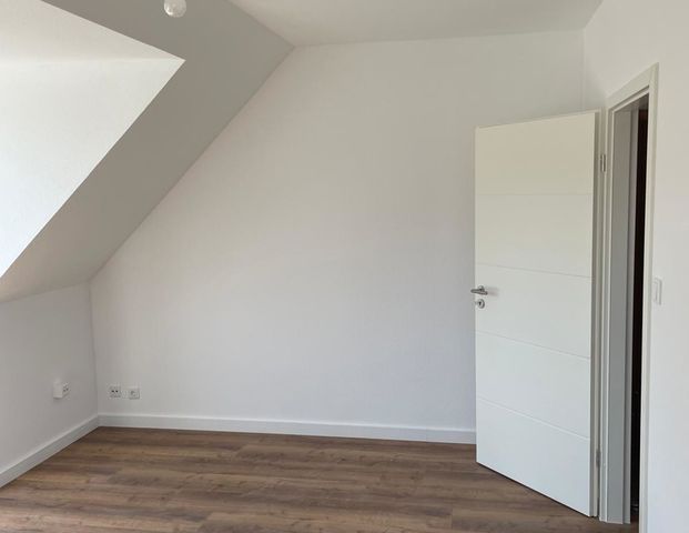 Helle und modern sanierte 2- Zimmer-Dachgeschosswohnung mit Balkon - ideal für Singles oder Paare - Photo 1