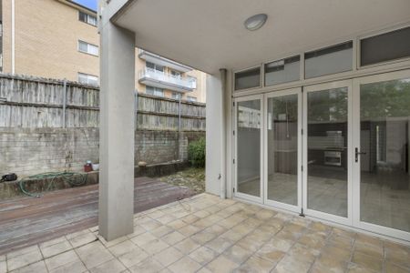 Villa Style Apartment Offers Expansive Courtyard - Photo 2