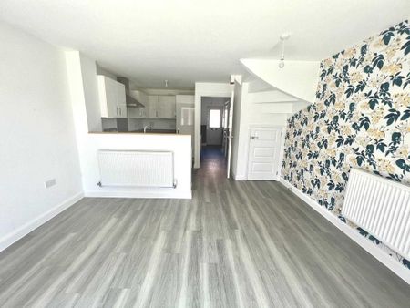 4 bedroom semi-detached house to rent - Photo 2