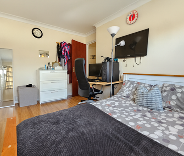 4 bedroom semi-detached house to rent - Photo 6
